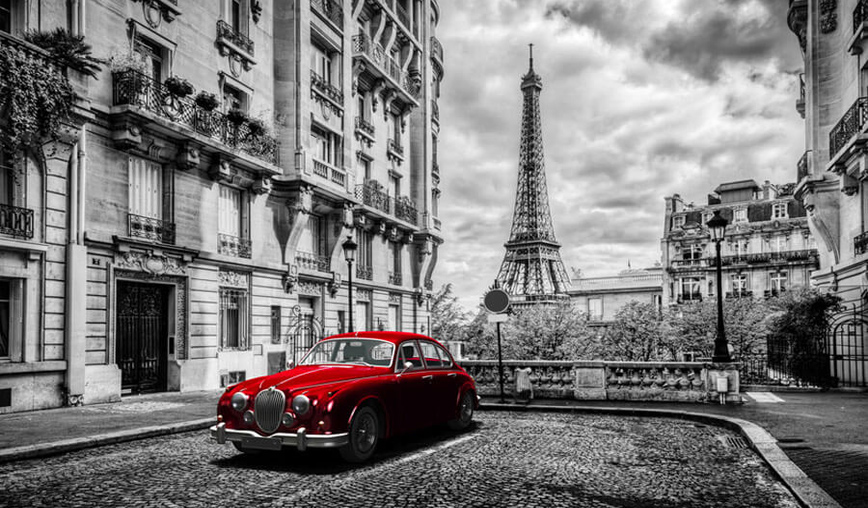 voiture rouge Bugatti à Paris